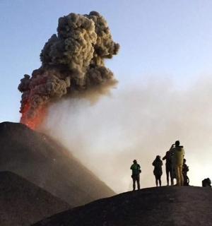 一群人站在火山顶上