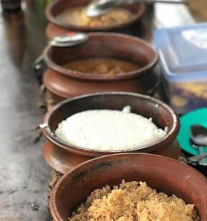 桌子上一排碗米饭