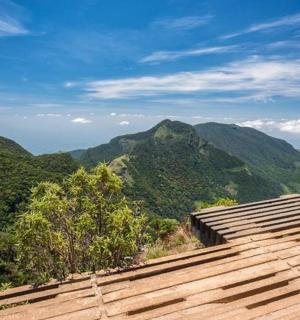 budova s výhledem na hory v pozadí