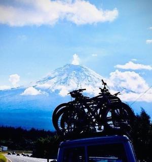 一辆自行车放在一辆卡车后面,上面有一座山