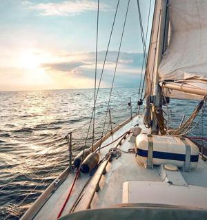 夕阳西下时，海上的一艘帆船