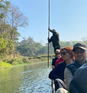 河上船上的一群人