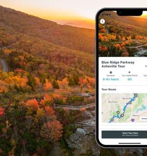 dva iPhony s výhledem na les