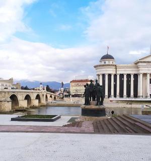 一座桥前有雕像的建筑