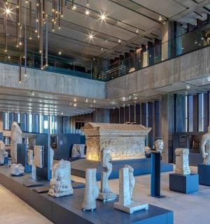 一个有大房间展示雕像的博物馆