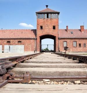 一座有大门和楼梯的旧砖房