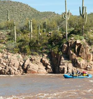 skupina ljudi, ki se spuščajo po reki s splavom