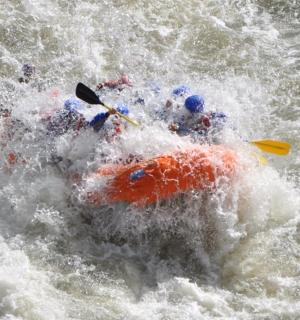 sekumpulan orang dalam rakit di dalam air