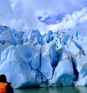 一群人站在冰川前