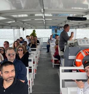 一群人坐在船上