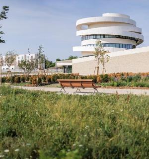 一栋建筑前有一张公园长椅