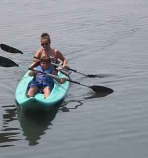 一名男子和一名女子在水上划皮艇