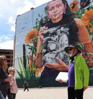 一群人站在壁画前