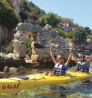 两个人在水中的黄色皮划艇上