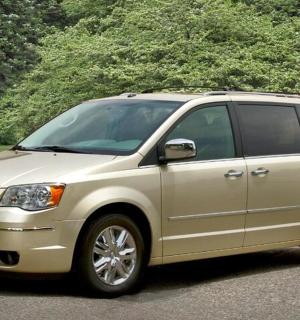 一辆棕褐色的货车停在停车场