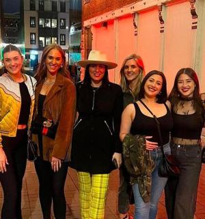 一群女子在街上摆姿势拍照