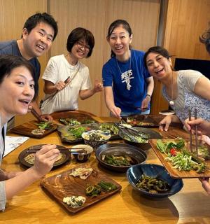 一群人围坐在桌旁,吃着食物