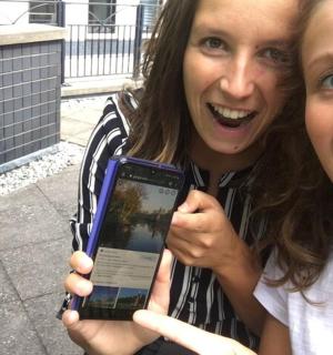 两名女子举着手机