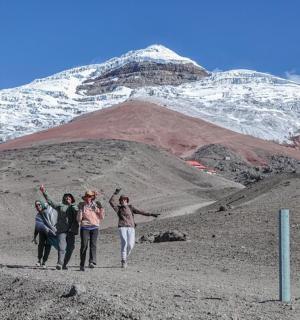 一群人站在一座山前