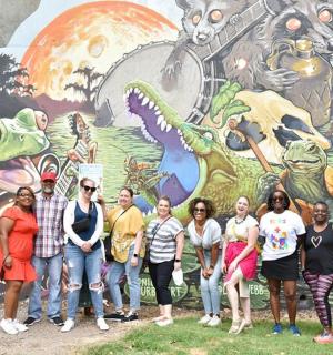 一群人站在壁画前