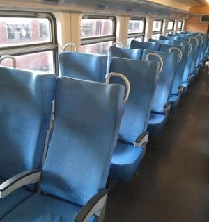 火车上一辆空车厢，座位为蓝色