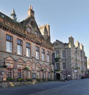 an old brick building on a cobblestone street