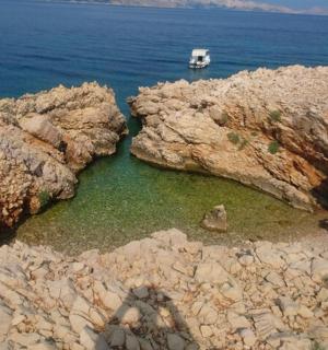 loď ve vodě mezi skalami