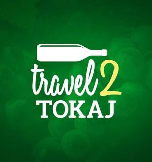 写着“带牙刷旅行托拉齐”的标志