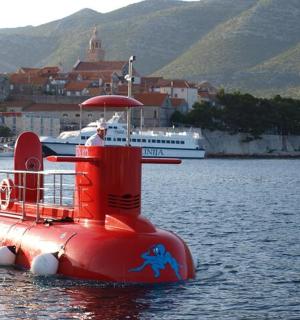 μια μικρή κόκκινη βάρκα σε ένα υδάτινο σώμα