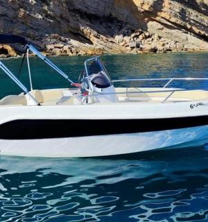 ein weißes Boot im Wasser auf einem Gewässer