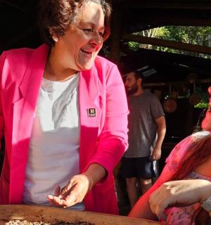 一个女人站在另一个女人旁边