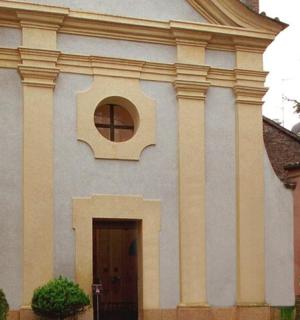 velký bílý kostel s dveřmi a oknem