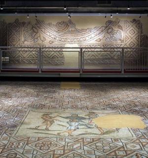 místnost s nástěnnou malbou a mozaikovou podlahou