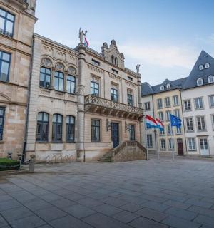 duży budynek z flagą przed nim