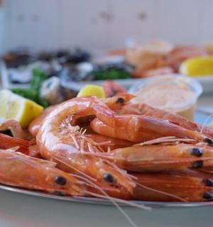 桌上的一盘虾和其他食物