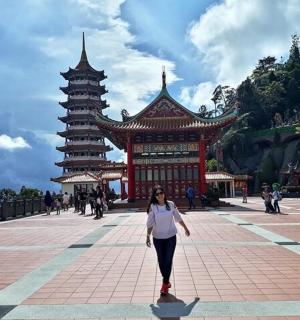 一名女子在建筑物前行走