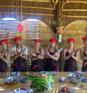 一群人站在桌子前