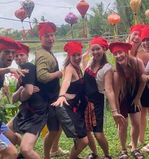 一群戴着红帽子的人摆姿势拍照