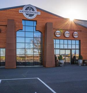 一座前面有停车场的大型砖砌建筑