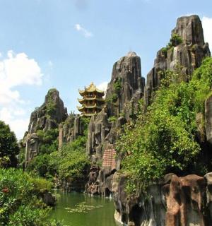 山脉、河流和修道院的景色