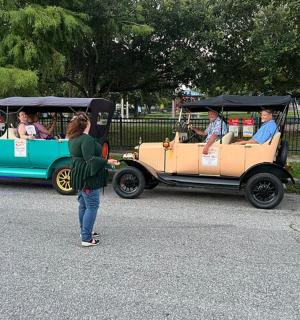 一名女子站在旋转木马前