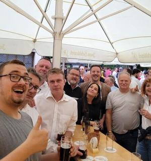 一群人坐在桌边喝酒