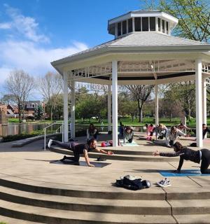 一群人在凉亭里做瑜伽