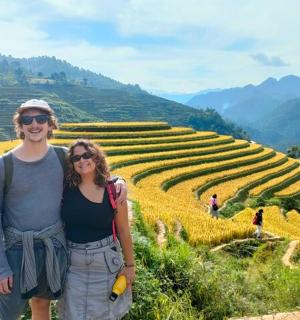 一名男子和一名女子站在田野前