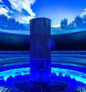 水池中的蓝色喷泉