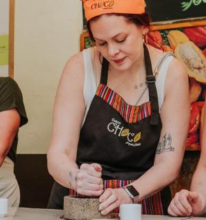 dvě ženy stojící v kuchyni a připravující jídlo