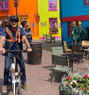 一名男子在建筑物前骑自行车