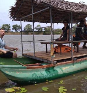 一群人坐在水中的船上