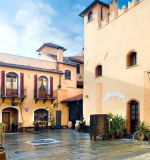 un gruppo di edifici con fiori in un cortile