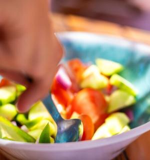 一个人用勺子吃一碗水果